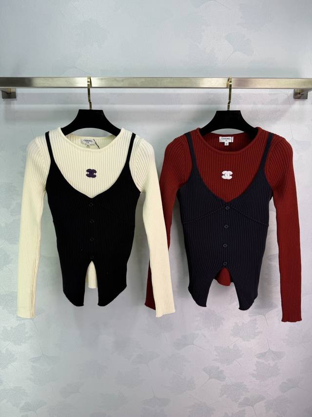 Ch*26早春新款撞色假两件针织衫，圆领长袖+针织背心拼接，层次感满满，柔软亲肤面料，修身显瘦，胸前小徽章点缀，细节感拉满。假两件设计省去叠穿烦恼，搭配百褶裙，