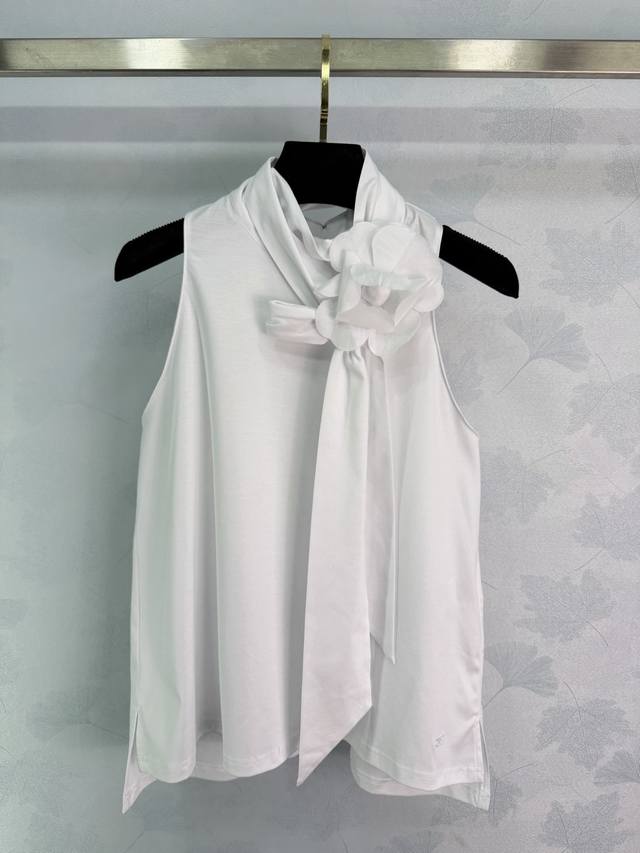 Chane*2026早春新款挂脖系带山茶花背心 定制Yb棉麻材质，质感高级舒适，透气舒爽，挂脖背心版型，领边挖肩细长款围巾飘带点亮设计，配合多层堆叠打造的立体山