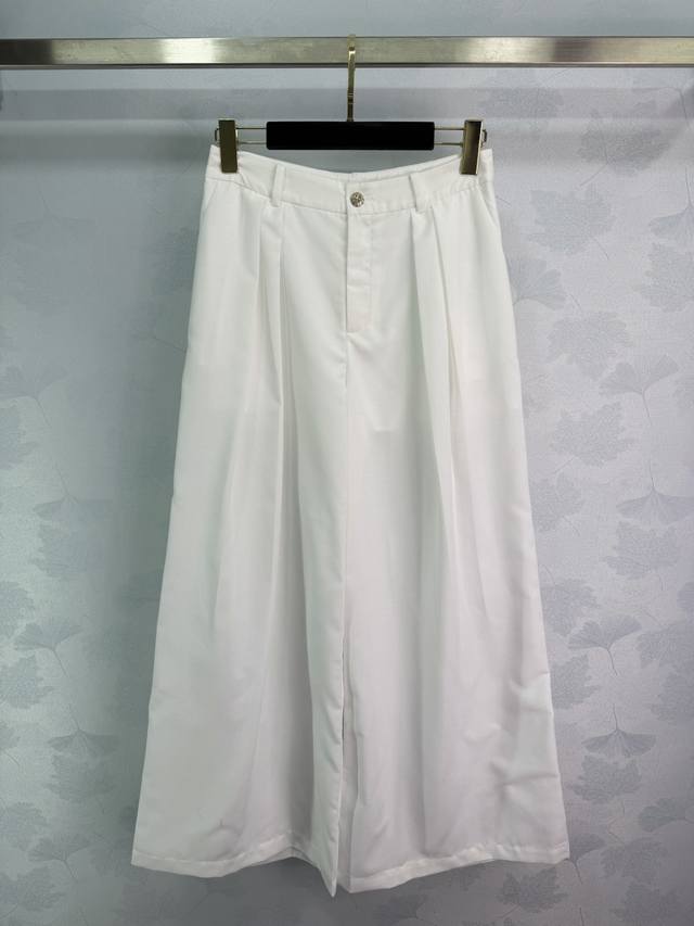 Chane*2026早春新款翻领上衣压褶阔腿裤套装 定制Yb进口亚麻材质，肌理明显，穿搭舒适，披肩短袖衬衫喇叭阔腿长裤套装，上衣领口前襟呈现海军三角领边处理，配