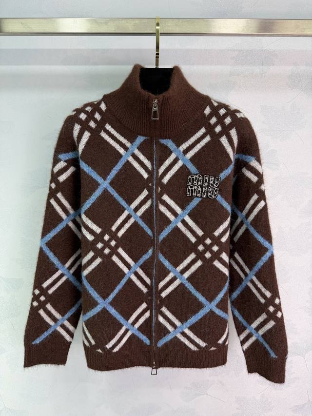 Miumi*2025秋冬新款格纹立领针织开衫！定制羊毛纱线织造 质感细腻 舒适好穿 立领针织开衫剪裁 通体撞色格纹分布 搭配弹性十足的面料 包容身型更显瘦 胸口