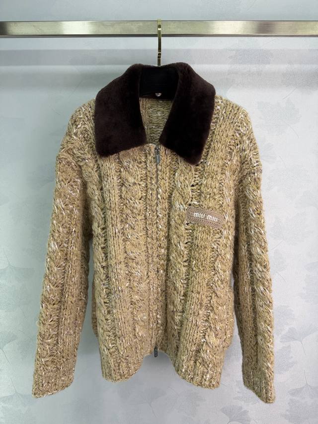 Miumi*2025秋冬新款毛茸茸翻领雪花彩点拉链开衫外套！定制Yb羊毛纱线织造，细腻柔软，弹力十足 ，精致连帽拉链开衫版型，通体以细腻纹理钩织，两色雪花点状交