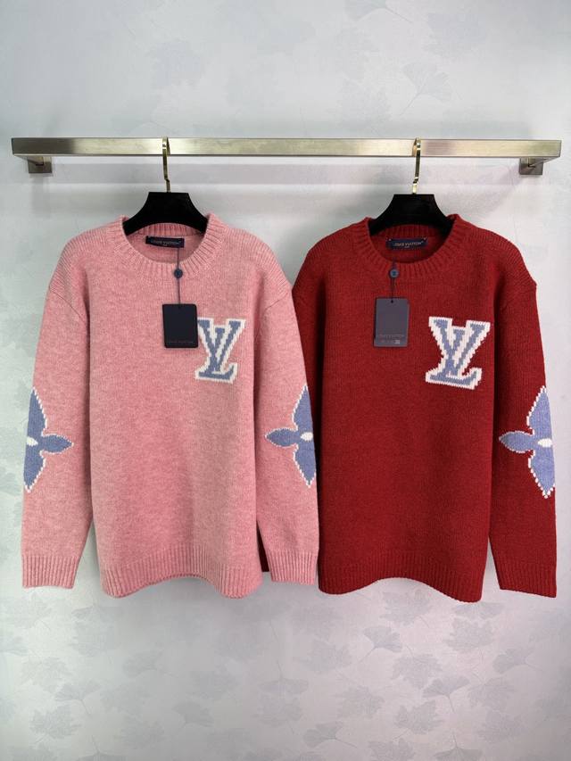 Lou*2025秋冬新款圆领针织套头毛衣 定制羊毛纱线织造 质感高级 舒适柔软 圆领长袖毛衣剪裁 密实针织御寒防风 手肘对称定位四叶草元素 胸前字母徽标吸睛满分