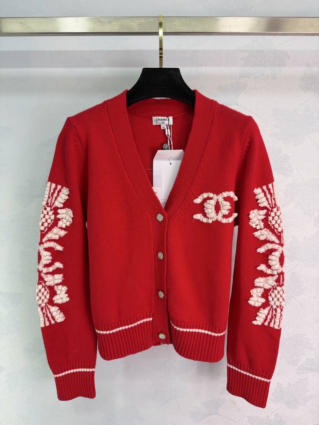 Chane*2025秋冬新款山茶花V领针织开衫 定制Yb羊绒纱线织造，密度细针织造，清晰刺绣钩针肌理，软糯质地，舒适亲肤，V领纽扣正肩开衫剪裁，大身前襟水钻花朵