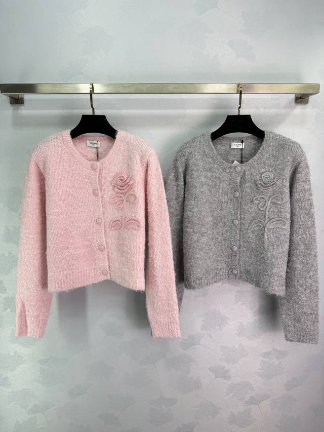 Celin*2025秋冬新款立体钩花针织开衫！定制羊毛纱线织造 质感细腻 柔软舒适 圆领针织开衫剪裁 领口袖口螺旋纹包边 细致柔软 大身素色搭配单侧立体花朵钩花