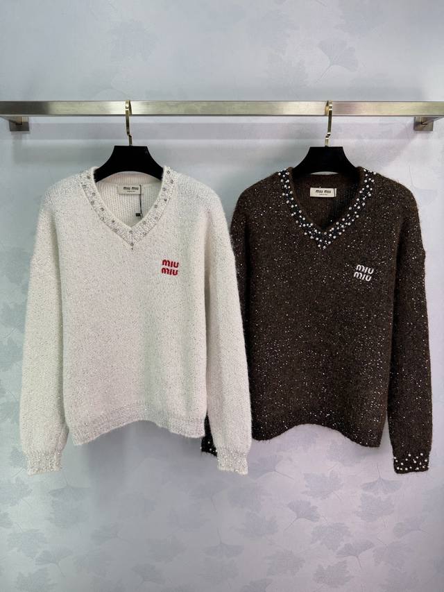 Miumi* 2025秋冬新款重工V领钉珠针织长袖毛衣！定制羊毛混纺针织材质织造 质感十足 柔软舒适 密实针织 V领套头长袖毛衣剪裁 大身饰以用细闪满天星亮片点