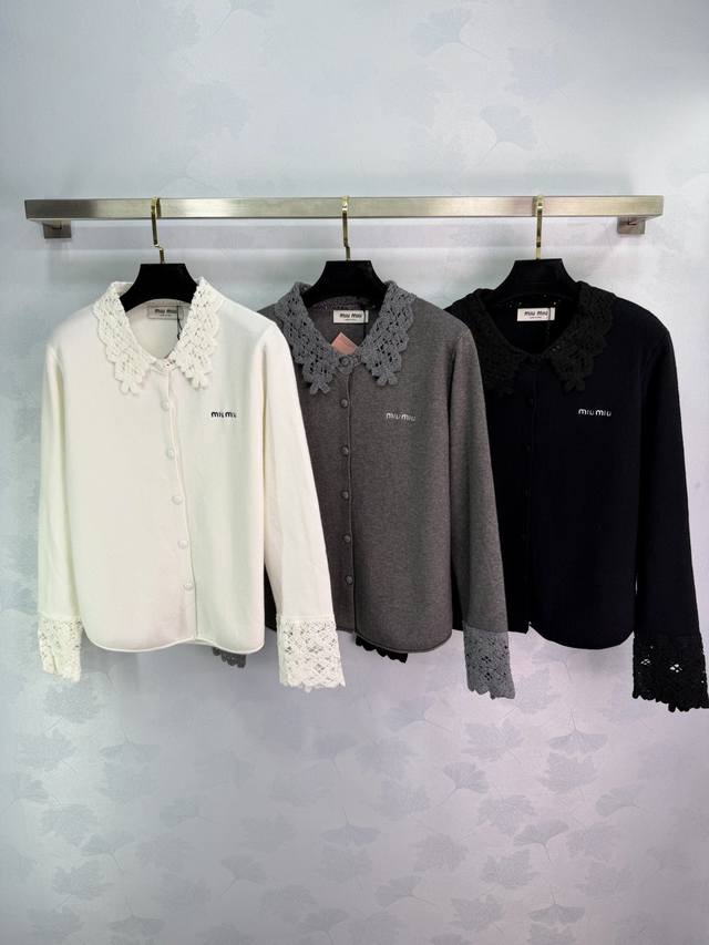 Miumi* 2025秋冬新款钩花翻领针织长袖开衫！定制羊毛针织材质织造质感高级 柔软舒适 单排包扣设计 领口与袖口钩花镂空精致度直接拉满 胸口刺绣品牌字母Lo