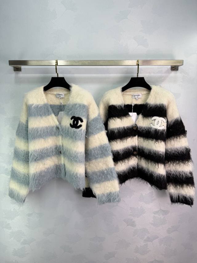 Ch* 2025早秋新款马海毛V领撞色条纹长袖开衫！定制羊毛马海毛纱线织造 V领针织开衫剪裁 通体撞色搭配胸前双C字母微标设计 彰显品牌调性 单穿叠穿都很出彩