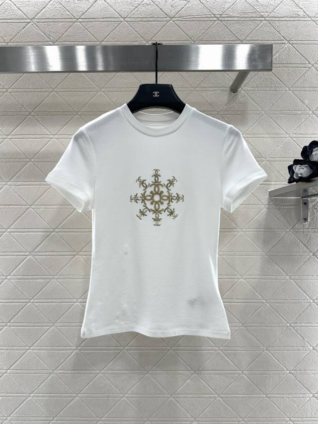 Chane*2026新品上架 钉珠圆领徽标 定制Yb天丝羊毛材质，质感细腻，弹力舒适，修身正肩短袖裁剪，采用天丝羊毛材质，穿搭弹力舒适，高级洋气，刺绣钉珠工艺处