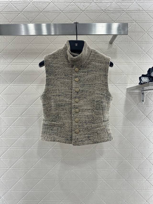 Lp*2026新品上架 立领编织马甲阔腿裤套装 定制Yb进口粗纺羊毛呢材质，质感高级，品相十足，立领洋装马甲版型，山茶花印刻圆扣设计，调节开襟修饰身形，腰身立体