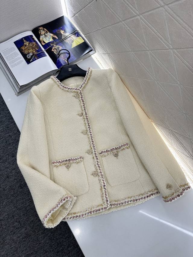 Chane*2026新品上架 圆领捆边外套 定制Yb进口粗纺羊毛呢材质，质感高级，品相十足，圆领洋装外套版型，垫肩设计贴合人体，更显身姿纤细挺拔，大身领口延伸至