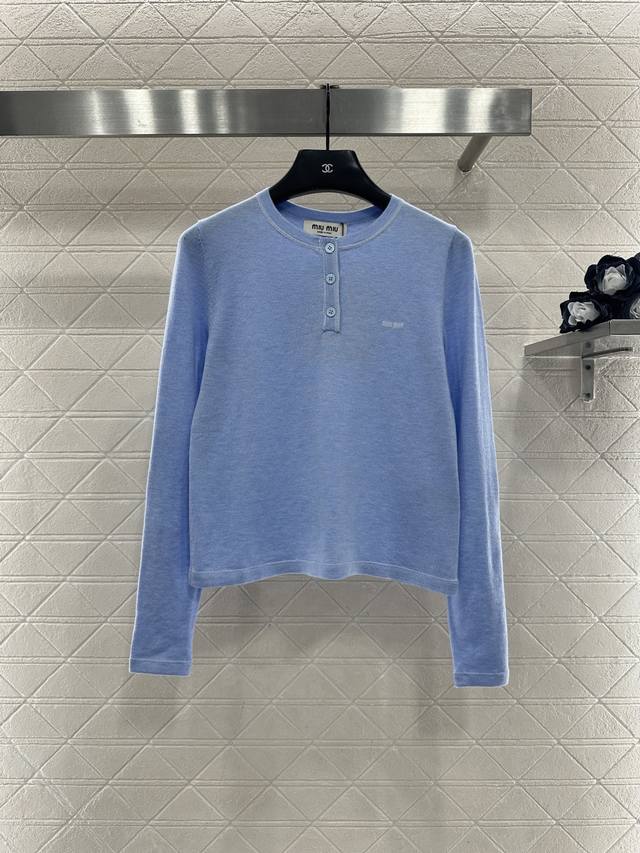 Miumi*2026新品上架 半开襟针织上衣 定制Yb羊毛纱线织造，柔软细腻，穿搭舒适，圆领修身上衣剪裁，领前半开襟纽扣，可调节露出锁骨，视觉更显瘦，胸口单侧品