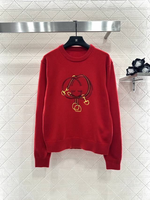 Gucc*2026新品上架 贺岁徽标钩花针织毛衣 新年贺岁限定系列#定制Yb羊绒羊毛纱线织造，穿搭舒适，质感十足，圆领针织套头毛衣裁剪，胸前刺绣撞色纱线交织，呈