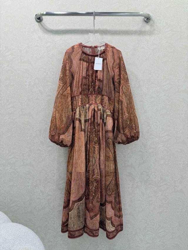 Zimmerman*兹 默曼 26新款定位花卉图案连衣裙，复古高级的花色视觉效果拉满 非常别致的印花图案 下摆两侧开衩 灯笼袖设计 后腰部分松紧弹力 包容性绝绝