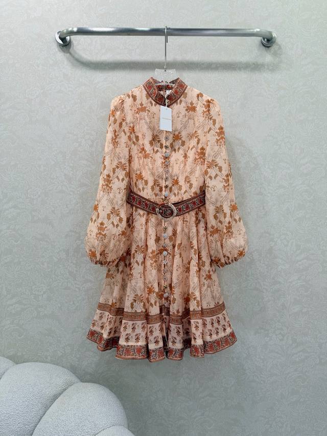 Zimmerman*兹 默曼 26新出花色立领短款连衣裙 小立领和灯笼袖设计 前襟定制多宝花样五金 超吸睛让人眼前一亮 袖口收紧变成泡泡袖 配送本布色系腰带 裙