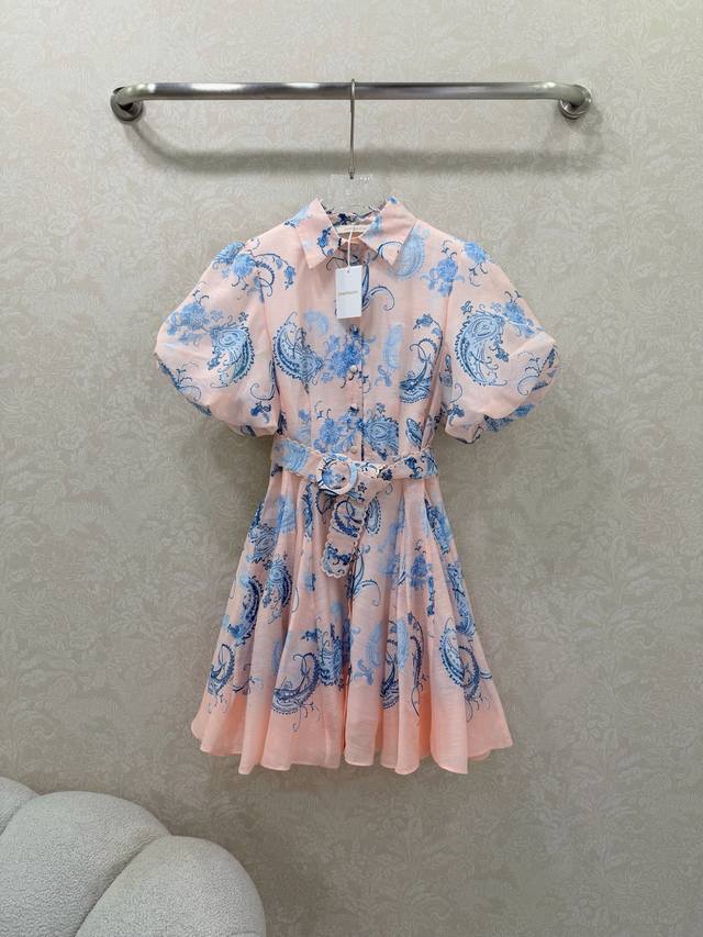 Zimmerman*兹 默曼26新款花苞短袖收腰连衣裙 选用亚麻面料制成，翻领单排扣设计 本布包扣和公主泡泡袖 整件特色火龙花印花 下摆超大摆宽松的阔裙摆剪裁，