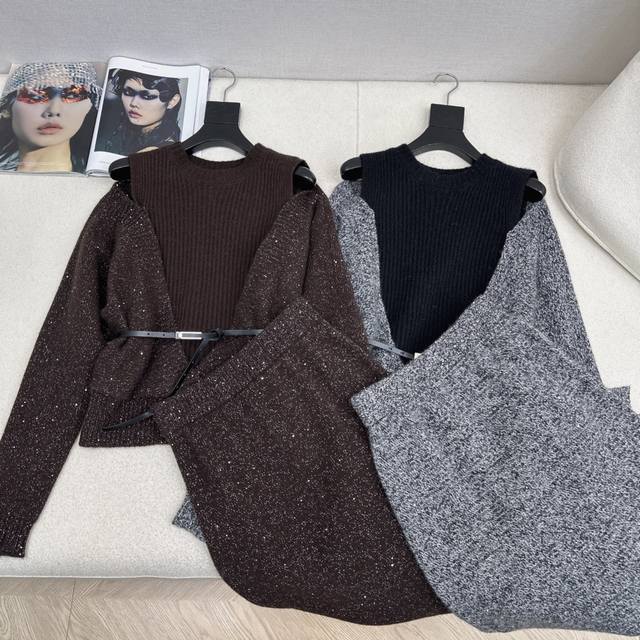 Bc 25Ss 秋冬最新款慵懒风羊毛套装假两件设计圆领毛衣+松紧腰半裙 定制的百分百加厚精纺羊毛纱线面料 简约大气慵懒版型 经久耐穿 保暖度和颜值却都在线～～最