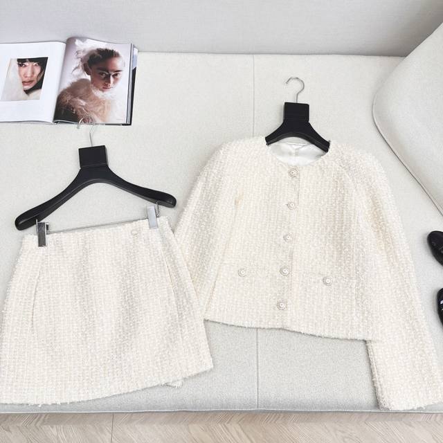 爆单款 C家 25Ss 秋冬最新款名媛气质套装圆领短款编织外套+包臀半裙 谁穿上有种富家千金的优雅贵气 美貌和实力并存 简直就是冬日宝藏穿搭指南 小个子也能轻松