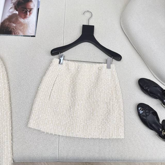 爆单款 C家 25Ss 秋冬最新款名媛气质套装圆领短款编织外套+包臀半裙 谁穿上有种富家千金的优雅贵气 美貌和实力并存 简直就是冬日宝藏穿搭指南 小个子也能轻松