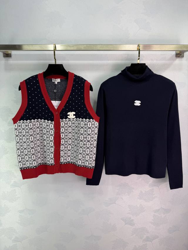 Ch*25秋冬新款针织马甲套装 马甲+高领打底衫 采用红白蓝拼色，几何与波点图案，胸前双C标志超有辨识度。高领打底衫深蓝色，柔软针织，简约百搭，日常通勤，休闲都