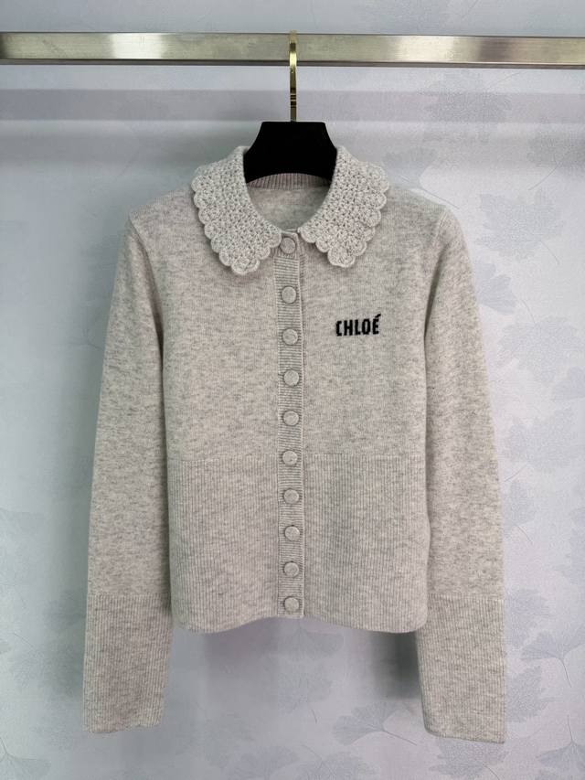 Chlo*25秋冬新款浅灰色针织开衫，采用100%纯羊毛，柔软亲肤，秋冬穿超舒服钩织花边娃娃领+针织包扣，细节满分，胸前小字母刺绣，清新甜美，学院风十足，日常通