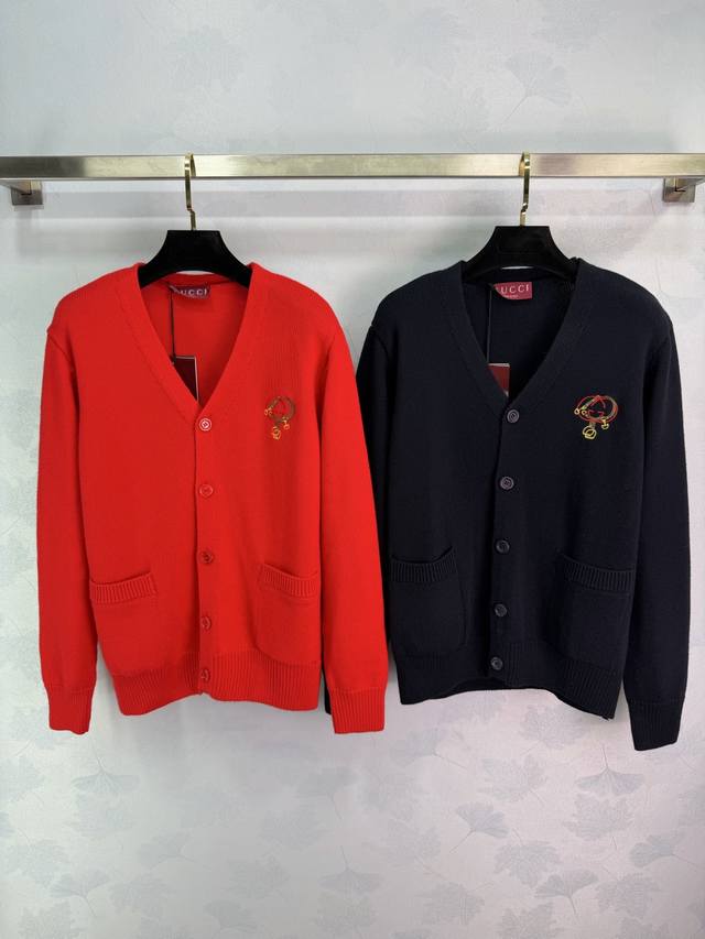 Gu*26早春新款刺绣针织开衫，羊毛羊绒材质，柔软又保暖，V领+单排扣设计，胸前生肖蛇刺绣超有新年氛围，细节精致，立体感满满，搭配衬衫或毛衣都很出彩，轻松打造轻