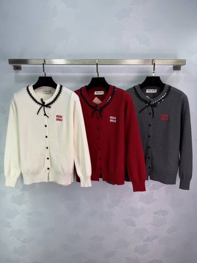 Miu*25秋冬新款针织开衫，柔软羊毛材质，舒适又保暖。黑色珠片+蝴蝶结设计，少女感满满,胸前刺绣Logo超有辨识度。单排扣方便穿脱，常规版型，日常通勤或休闲都