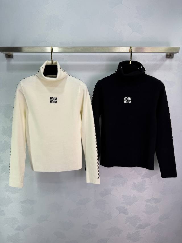 Miu*25秋冬新款高领针织衫，柔软针织面料，穿着舒适又保暖。简约设计，袖口撞色*胸前Logo，品牌辨识度满分秋冬单穿或内搭都很Ok，轻松打造层次感穿搭,日常通