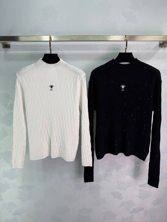 Dio*25秋冬新款坑条针织打底衫，半高领设计，柔软弹力面料，贴身又舒适。竖坑条纹理修饰身形，显瘦效果超赞，胸前Logo刺绣超有辨识度,秋冬内搭都能轻松Hold