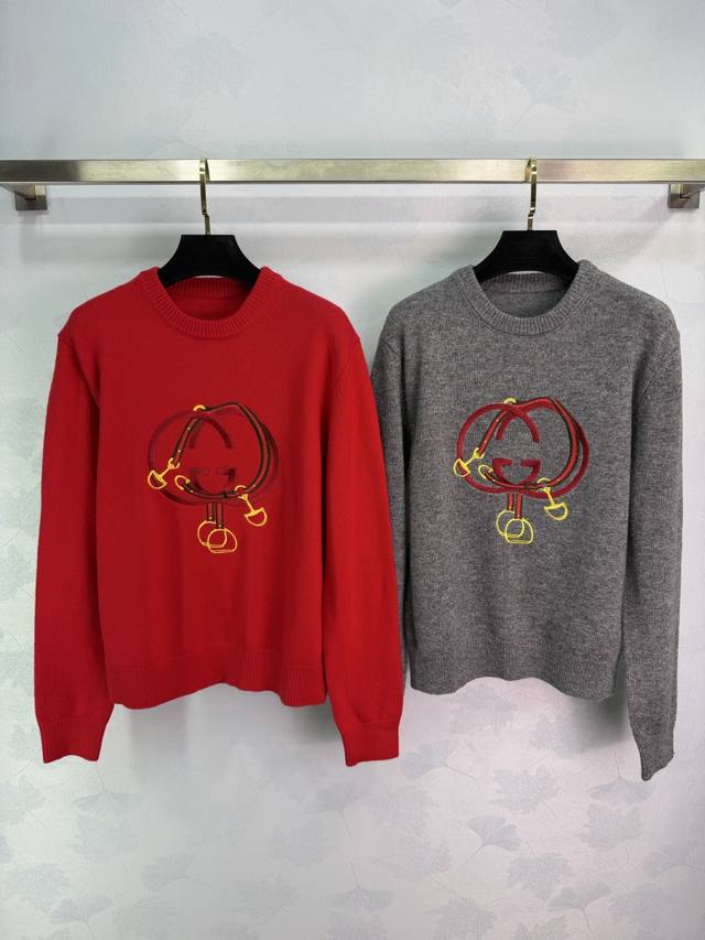 Gucc* 2026早春新款贺岁刺绣字母徽标针织毛衣！新年贺岁系列，定制羊毛纱线织造，穿搭舒适，质感十足，圆领针织套头毛衣裁剪，通体胸前双G字母徽标，点缀双G马