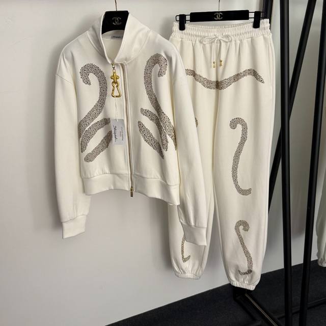 款号20258470 Schiaparelli*新款运动套装，重工烫钻图案大金属拉链立领长袖外套+松紧腰束脚长裤，白色，黑色，咖色，Sml， M码：肩宽52，胸
