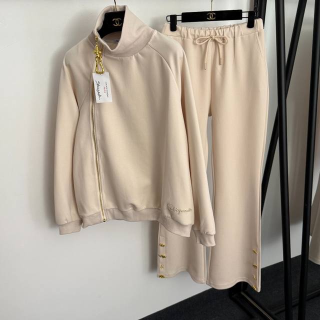 款号20258469 Schiaparelli*新款运动套装，侧边大金属斜拉链高领长袖外套卫衣+裤脚纽扣开叉休闲长裤，杏色，粉色，卡其色，黑色，Sml， M码：