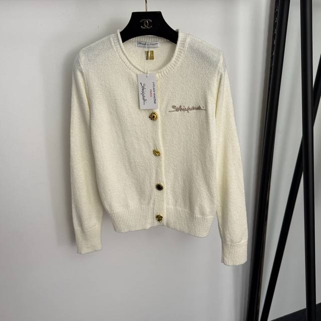 款号20256722 Schiaparelli*新款 金线Logo刺绣字母 高端定制异形金色纽扣 圆领长袖针织开衫，米白色，黑色， 均码：肩宽37，胸围90，袖