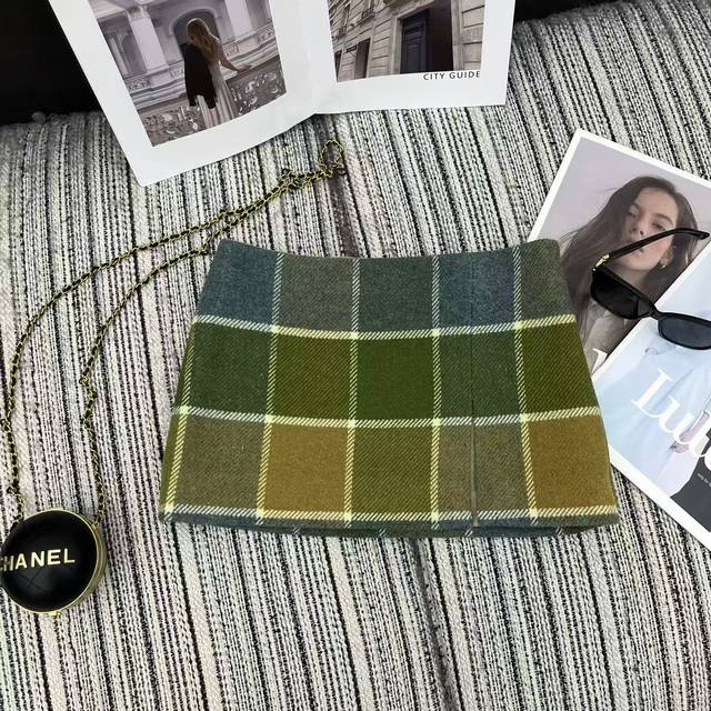 强烈推荐 Miu Miu 25年秋冬新款 撞色格纹迷你半身裙丨独家Yb开发！高版出品！羊毛格纹面料软糯又挺括，复古绿棕撞色格纹自带复古滤镜，迷你版型搭配高腰设计