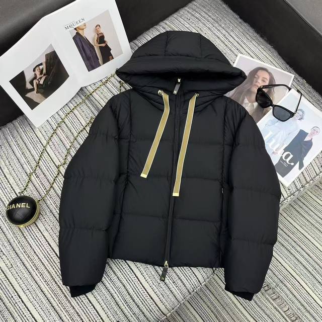独家定制 设计款 强烈推荐 25年早秋冬系列 M家新款连帽面包款羽绒服外套 充绒量饱满 90白鸭绒填充 高端品质 3色3码
