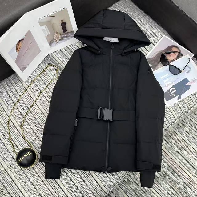 独家定制 设计款 强烈推荐 25年早秋冬系列 M家新款滑雪服系列 连帽羽绒服外套 无Logo皮牌袖标点缀 腰间搭配调节腰带 充绒量饱满 90白鸭绒填充 高端品质