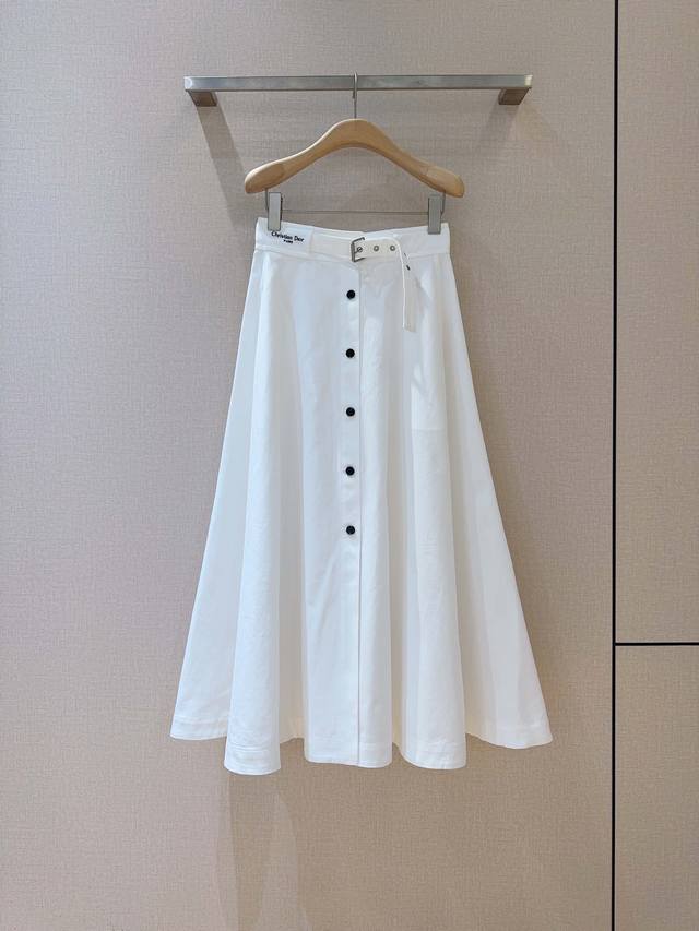 D家新款半裙 中长款净色百搭半裙，纯棉材质 高腰设计搭配A字版型，前片纽扣开合设计，搭配装饰腰带，腰部字母刺绣点缀，超大裙摆超显腿长，可搭配系列衬衣 T桖，上身