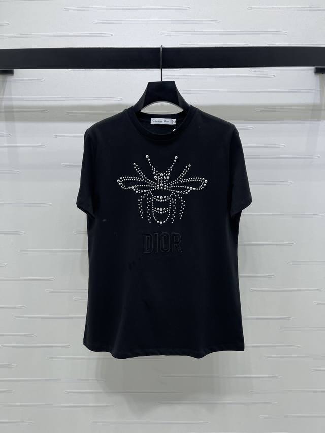 上新原单高端品质 Dio* 2026早春最新系列！D家这款白色T恤，正面蜜蜂刺绣+“Dior”字母，简约又有辨识度。高品质棉料，柔软透气，夏天穿超舒服！正肩修身
