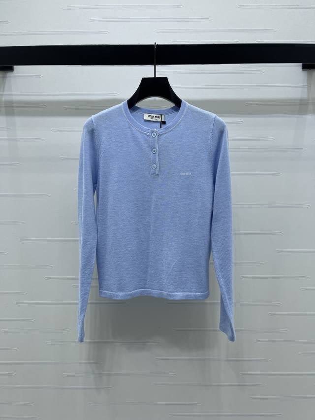 上新原单高端品Miumi* 2025秋冬最新系系列！纽扣半开襟针织长袖！定制羊毛纱线织造，质感高级，舒适柔软，圆领针织长袖剪裁，通体竖坑条针织肌理包边，配合半开