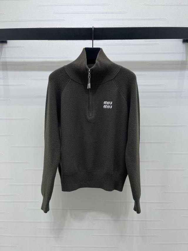 上新原单高端品质 Miumi*2025秋冬最新系列！立领拉链针织开衫！定制羊毛纱线织造 质感细腻 舒适好穿 拉链针织开衫剪裁 胸口品牌刺绣字母Logo徽标装饰