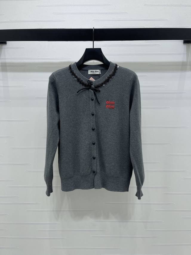 上新原单高端品Miumi* 2025秋冬最新系列！蝴蝶结珠片圆领长袖开衫！定制羊毛针织纱线织造 质感高级 舒适柔软 圆领长袖开衫剪裁 密实针织御寒防风 环脖颈处