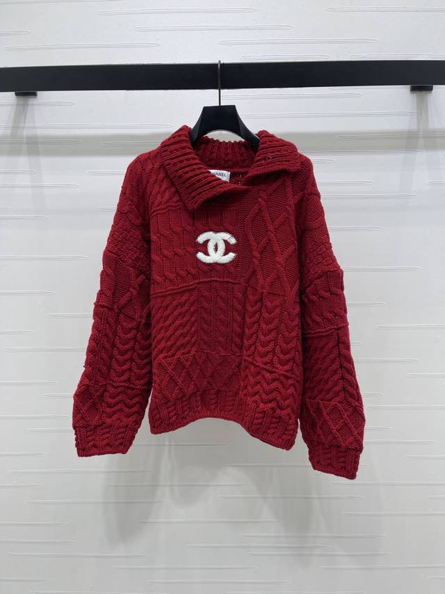 上新原单高端品质 Chane* 2025秋冬最新系列！翻领绞花针织毛衣！定制羊毛针织材质 亲肤软糯 密实细腻 翻领针织毛衣剪裁 成衣多种走针排列突出细节质感 吸