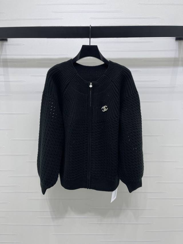 上新原单高端品质 Chane* 2025秋冬最新系列！素色圆领长袖开衫！定制羊毛纱线织造，质感舒适，穿搭有型，圆领针织开衫版型，肌理松弛不失时尚感，通体弹力螺纹