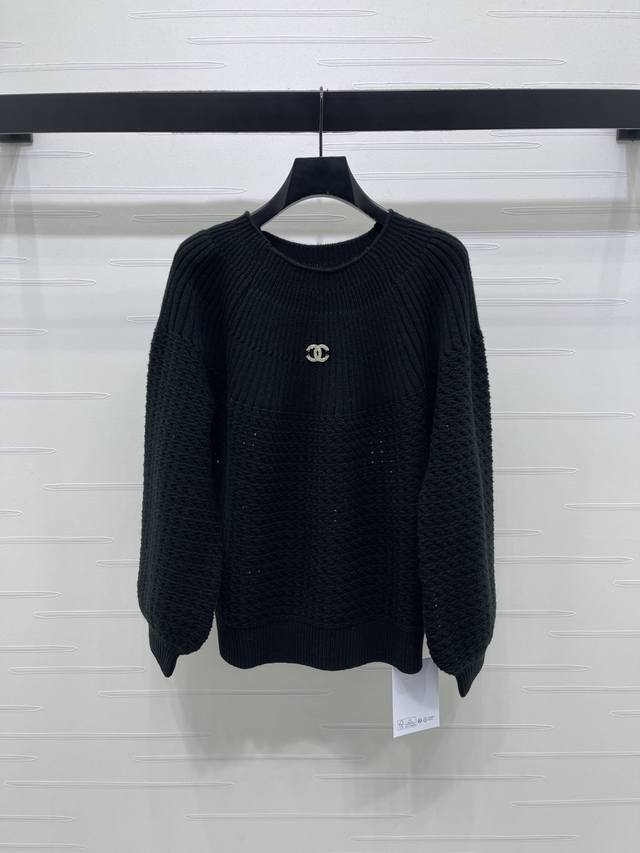 上新原单高端品质 Chane* 2025秋冬最新系列！素色圆领长袖毛衣！定制羊毛纱线织造，质感舒适，穿搭有型，圆领长袖毛衣版型，肌理松弛不失时尚感，通体弹力螺纹
