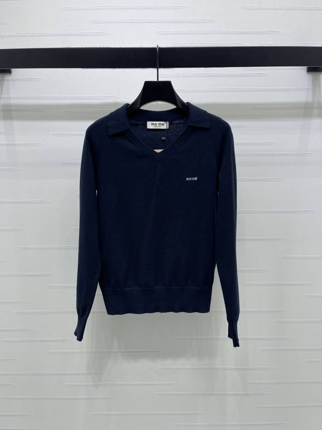 上新原单高端品Miumi* 2025秋冬最新系系列！翻领针织长袖！定制羊毛纱线织造，柔软舒适，质感上乘，翻领V字桃心领针织长袖版型，成衣下摆袖口以针织螺纹包边收