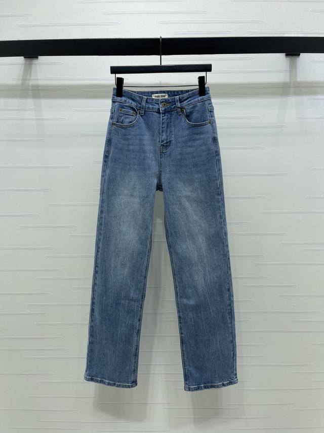 上新原单高端品质 Miumi*2026早春最新系列！小直筒牛仔长裤！定制斜纹棉牛仔材质，柔软亲肤。高腰小直筒长裤剪裁，通体酵素水洗，后臀口袋刺绣字母徽标，彰显格