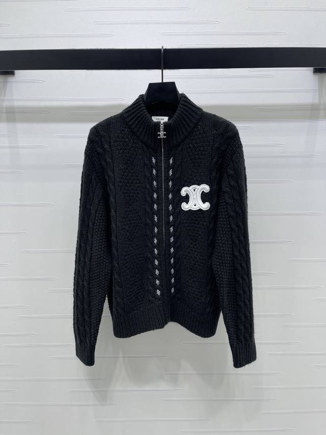 上新原单高端品质 Celin*2025秋冬最新系列！立领拉链针织开衫！定制羊毛针织材质 质感高级 密实针织菱格绞花肌理清晰 立领拉链开衫剪裁 胸口凯旋门刺绣微标