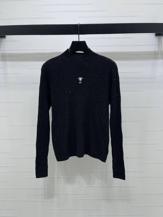 上新原单高端品质 Dio* 2025秋冬最新系列！小立领修身打底衫！制羊毛材质，柔软细腻，质感舒适，小立领打底衫剪裁，通体素色百搭耐看，纱线面料弹性十足，贴合身