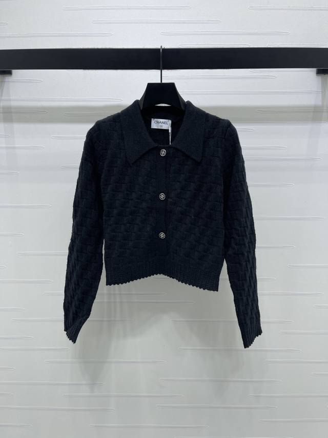 上新原单高端品质 Chane* 2025秋冬最新系列！短款针织翻领开衫！定制羊毛纱线织造，质感高级，舒适柔软，翻领针织开衫剪裁，，大身方格纹理，轻松突出满分细节