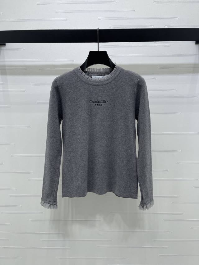 上新原单高端品质 Dio* 2025秋冬最新系列！花边领针织长袖！定制羊毛针织材质，弹力十足，圆领短袖裁剪，领口袖口螺纹欧根纱花边装饰，通体素色打底百搭耐看，胸