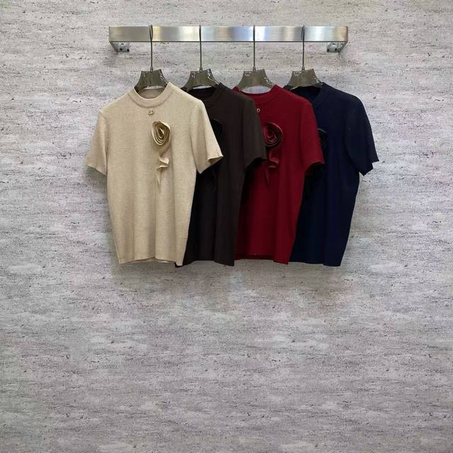 Va2026 Sp 精品针织衫 选用精品羊毛混纺面料，坑条肌理亲肤舒适，立体花朵装饰别致吸睛，四色可选，打造简约又精致的日常穿搭。 颜色：卡其，咖，酒红，蓝 面